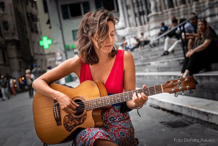 Susanna Roncallo performing live with acoustic guitar