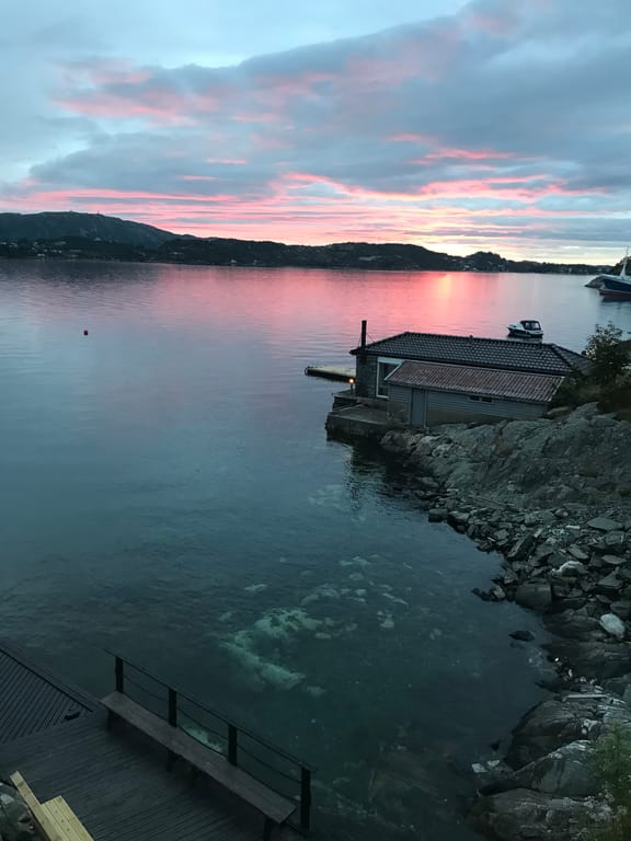 The private waterfront and pier at Fleslandsvegen 208A