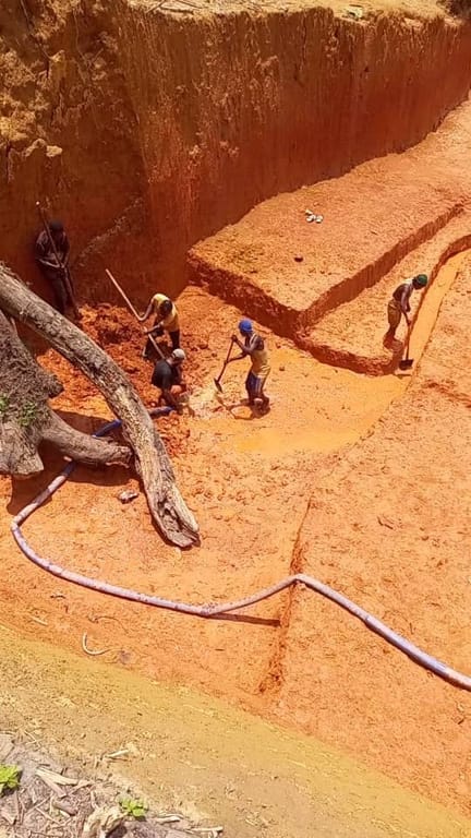 Un dirigeant d'entreprise et un travailleur minier en équipement de sécurité collaborant